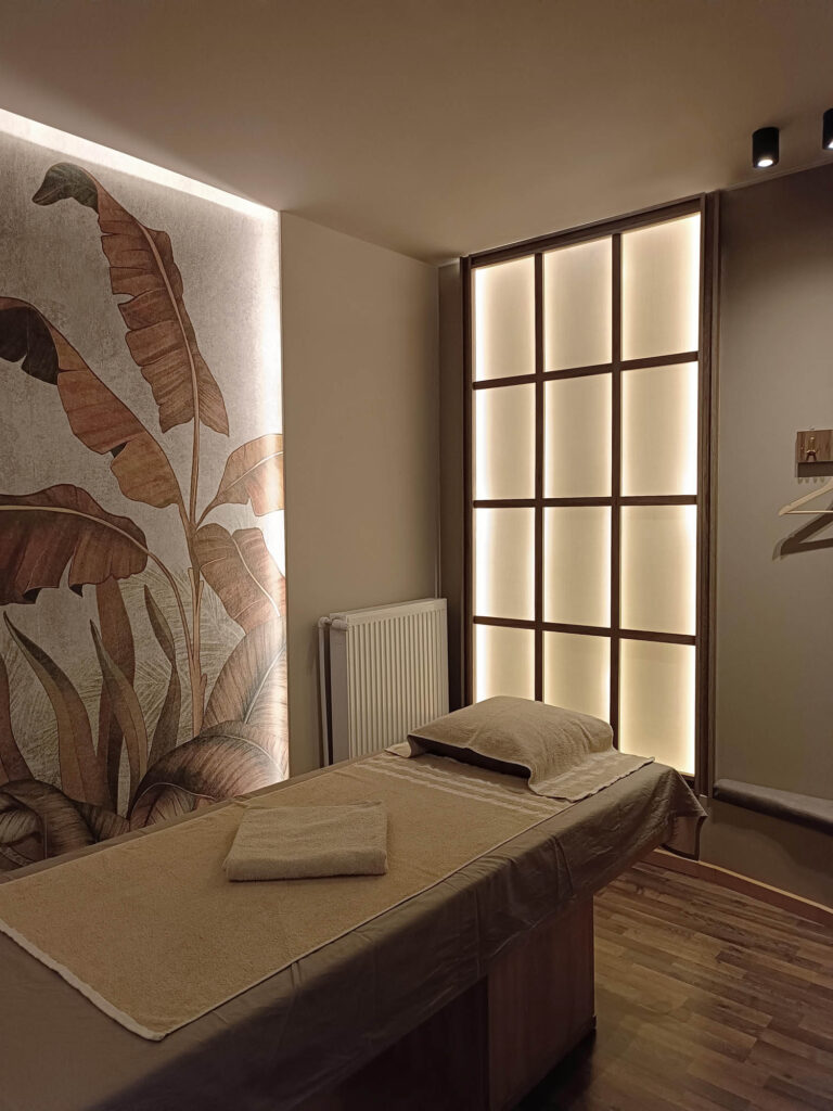 Φωτογραφία εσωτερική από το δωμάτιο για μασάζ με το ειδικό κρεβάτι για μασάζ που διαθέτει το κέντρο ευεξίας Nature Thai Massage.