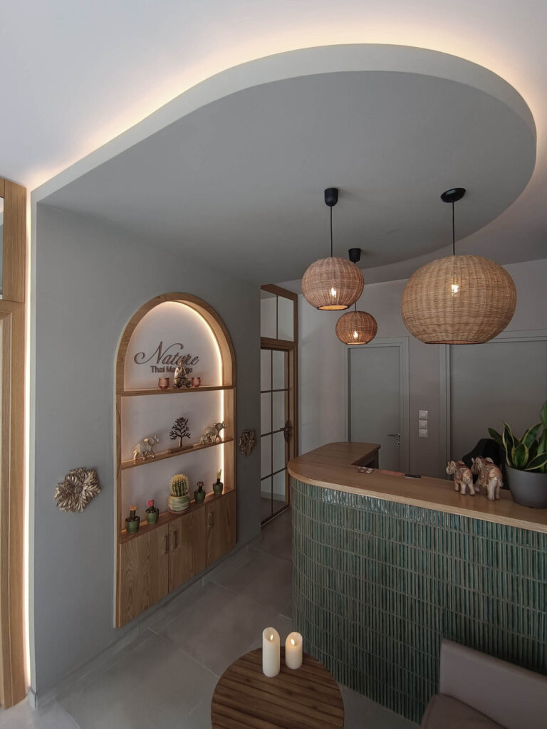 Φωτογραφία του χώρου υποδοχής του Nature Thai Massage που διαθέτει reception με μια εντυπωσιακή ψευδοροφή με κρυφό φωτισμό.